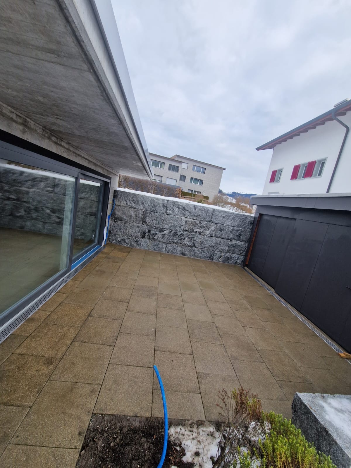 Gartensitzplatz mit Steinmauer